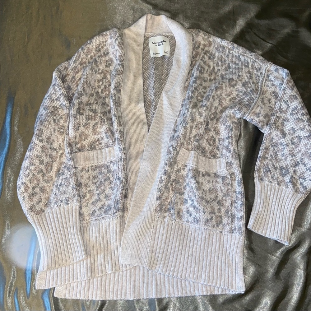 EUC XS Abercrombie Grey Cheetah Sweater